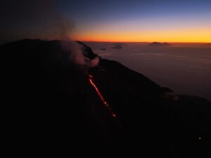 Lire la suite à propos de l’article February 28, 2026. EN. La Réunion Island : Piton de la Fournaise , Italy : Stromboli , Colombia : Chiles / Cerro Negro , Hawaii : Kilauea , Costa Rica : Poas .