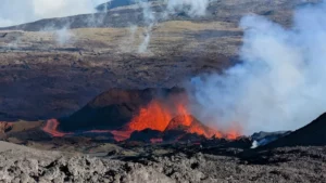 Lire la suite à propos de l’article 22 Février 2026. FR. Ile de la Réunion : Piton de la Fournaise , Iles Canaries : Pico del Teide , Colombie : Nevado del Ruiz , Equateur : Sangay , Costa Rica : Poas .