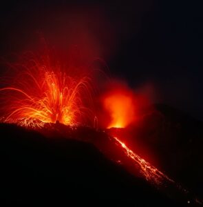 Lire la suite à propos de l’article 2 Mars 2026. FR. Ile de la Réunion : Piton de la Fournaise , Equateur : Sangay , Italie : Stromboli , Philippines : Bulusan , Indonésie : Marapi . 