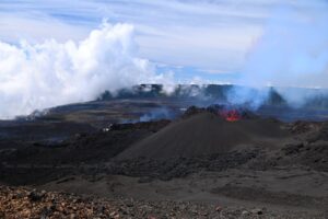 Lire la suite à propos de l’article 7 Mars 2026. FR. Ile de la Réunion : Piton de la Fournaise , Alaska : Shishaldin , Indonésie : Semeru , Hawaii : Kilauea , Colombie : Nevado del Ruiz .