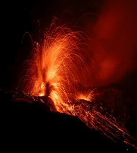 Lire la suite à propos de l’article April 22, 2026. EN. Hawaii : Kilauea , Italy : Stromboli , Philippines : Bulusan , Indonesia : Lewotobi Laki-laki , La Réunion Island : Piton de la Fournaise .