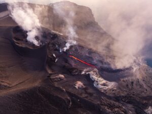Lire la suite à propos de l’article 8 Avril 2026. FR. Ile de La Réunion : Piton de la Fournaise , Italie / Sicile : Etna , Indonésie : Dukono , Italie : Stromboli , Islande : Péninsule de Reykjanes .
