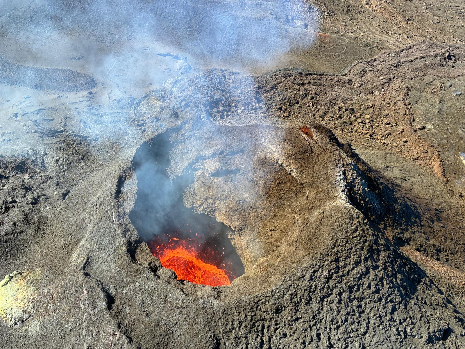 Lire la suite à propos de l’article April 9, 2026. EN. La Réunion Island : Piton de la Fournaise , Hawaii : Kilauea , Indonesia : Dukono , Chile : Laguna del Maule , Italy : Vulcano .