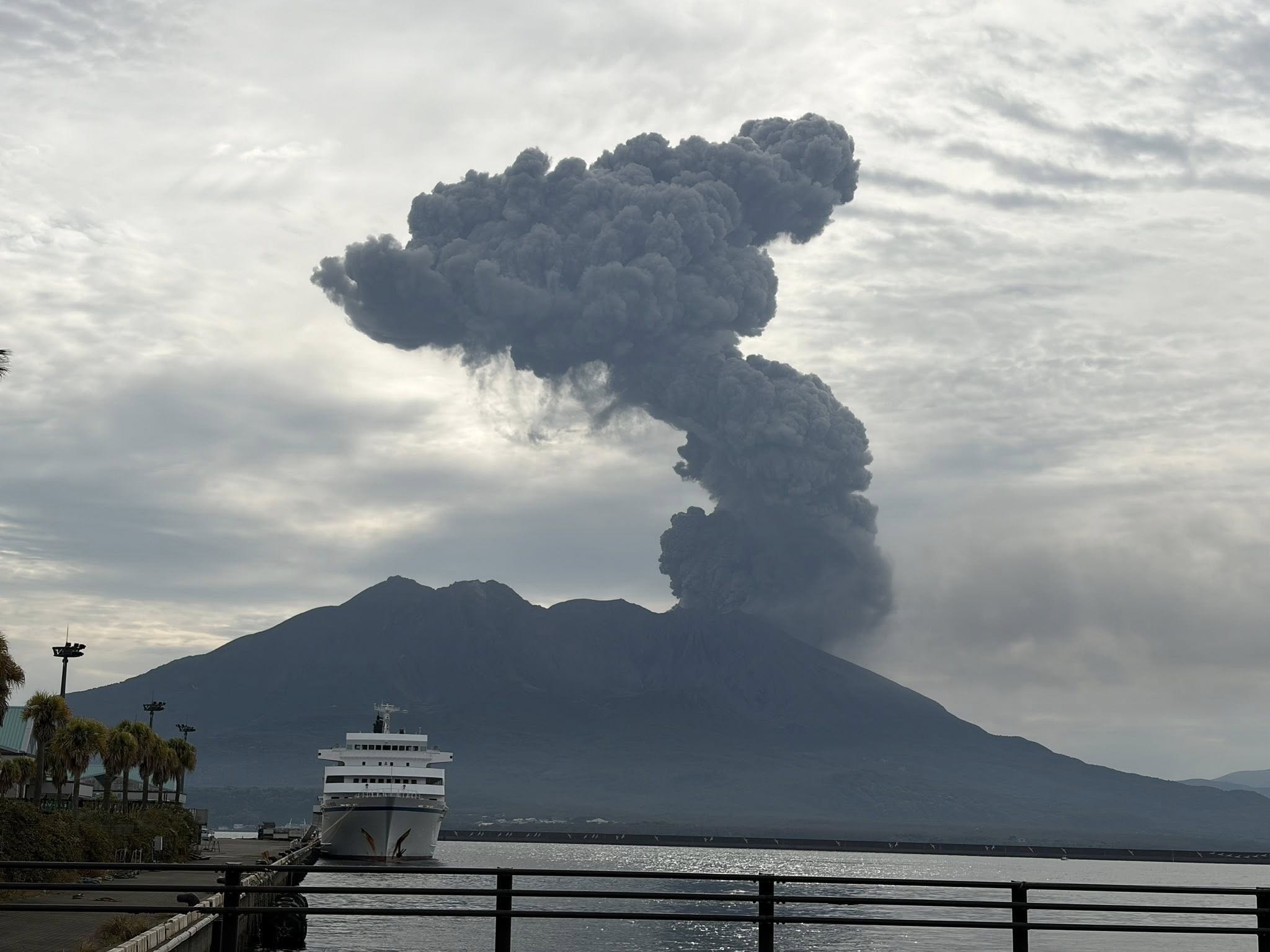 Lire la suite à propos de l’article April 17, 2026. EN. Japan : Sakurajima , Indonesia : Dukono , Portugal : Pico Island , Philippines : Taal , Costa Rica : Poas .