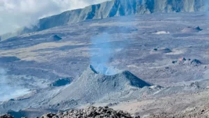 Lire la suite à propos de l’article April 16, 2026. EN. La Réunion Island : Piton de la Fournaise , Indonesia : Dempo , Colombia : Chiles / Cerro Negro , Hawaii : Kilauea , Costa Rica : Turrialba .