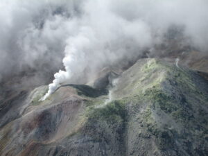 Lire la suite à propos de l’article May 2, 2026. EN. United States : Yellowstone , Colombia : Cumbal , Indonesia : Dukono , Alaska : Shishaldin , Costa Rica : Poas .
