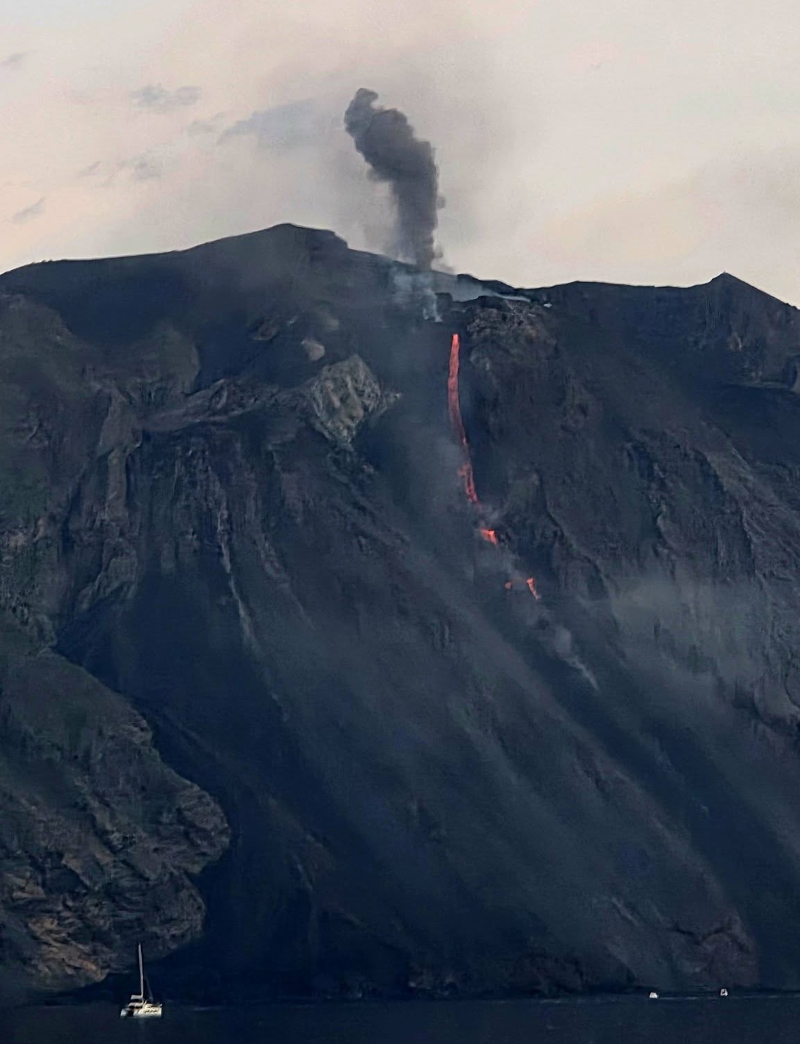 Lire la suite à propos de l’article May 27, 2026. EN. Italy : Stromboli , Iceland : Reykjanes Peninsula , Hawaii : Kilauea , Colombia : Chiles / Cerro Negro , Guatemala : Santiaguito .