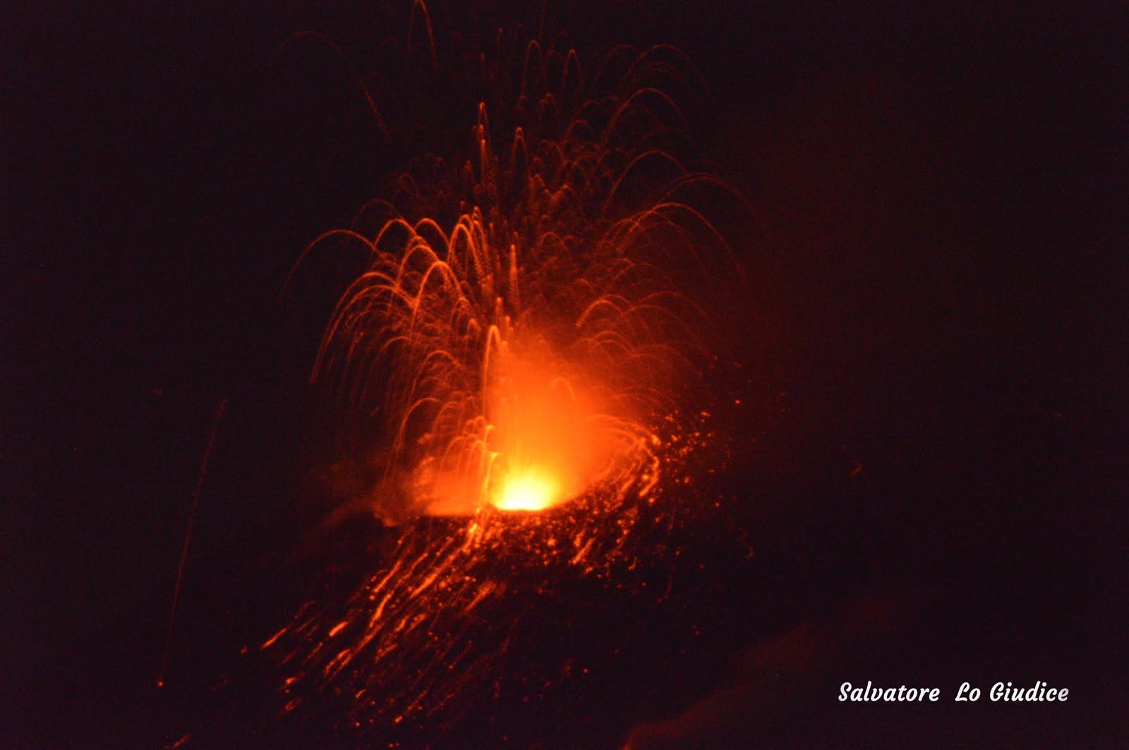 Lire la suite à propos de l’article July 4, 2026. EN . Italy / Sicily : Etna , Japan : Tokachidake , Indonesia : Anak Krakatau , United States : Yellowstone , Alaska: Kupreanof .