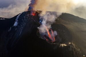 Lire la suite à propos de l’article 15 Aout 2026. FR. Italie / Sicile : Etna , Islande : Askja , Kamchatka : Sheveluch , Indonésie : Dukono , Colombie : Nevado del Ruiz .