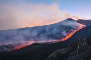 Lire la suite à propos de l’article 10 Aout 2026. FR. Italie / Sicile : Etna , Colombie : Nevado del Ruiz , Hawaii : Kilauea , Equateur : Sangay , Costa Rica : Poas .