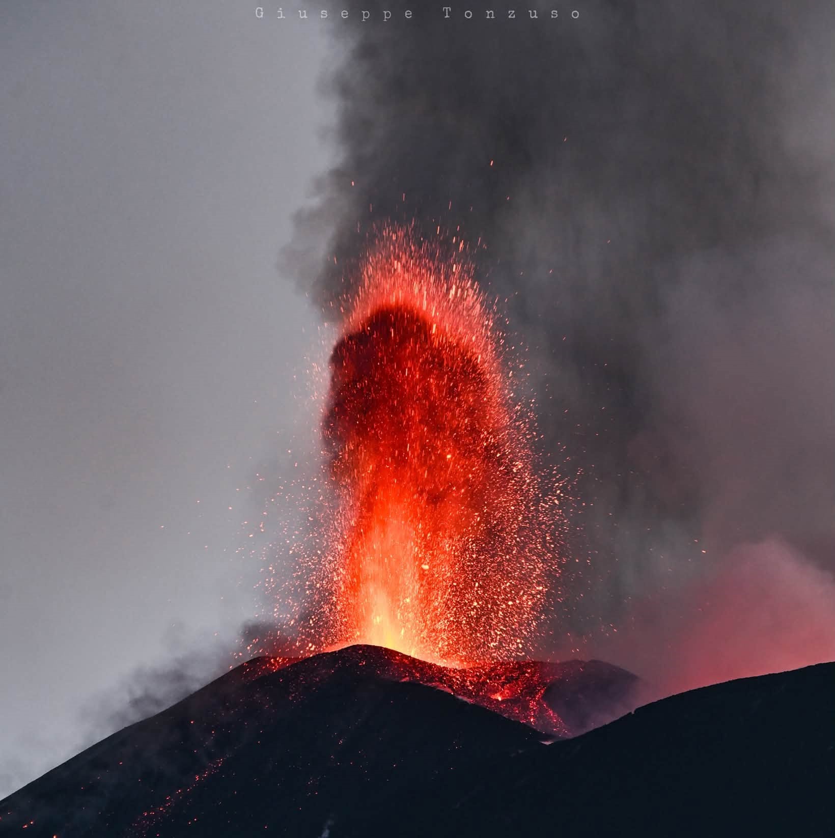 You are currently viewing 18 Aout 2026. FR. Italie / Sicile : Etna , Indonésie : Anak Krakatau , Equateur : Sangay , Guatemala : Santiaguito , Colombie : Galeras .