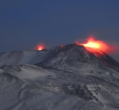 13 Janvier 2021 . FR . Italie / Sicile : Etna , Italie : Stromboli , Colombie : Nevado del Ruiz , Equateur : Sangay , Hawaii : Kilauea . 