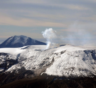 April 03 , 2023. EN. Colombia : Nevado del Ruiz , United States : Yellowstone , Alaska : Trident , La Réunion : Piton de la Fournaise , Indonesia : Ili Lewotolok .
