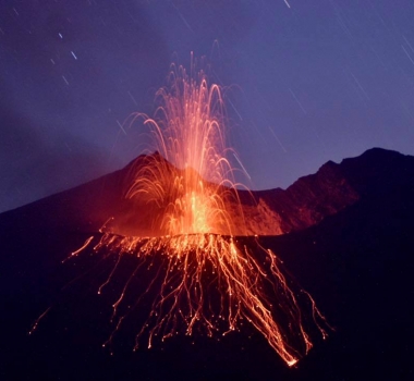 25 Juillet 2022. FR. Japon : Sakurajima , Islande : Bárðarbunga , Italie : Stromboli , Indonésie : Semeru , Equateur : Sangay .