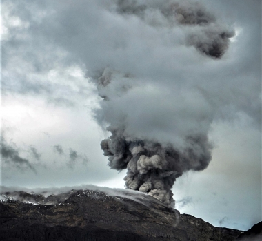 April 21, 2022. EN. Alaska : Semisopochnoi , Japan : Asosan , Indonesia : Anak Krakatau , Colombia : Nevado del Ruiz , Hawaii : Kilauea .