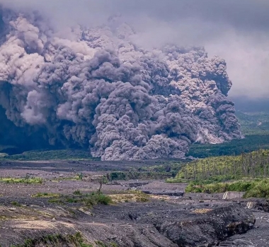 December 05 , 2022. EN . Indonesia : Semeru , Italy : Stromboli , Hawaii : Mauna Loa , Russia / Kuril Islands : Ebeko , Guatemala : Fuego .