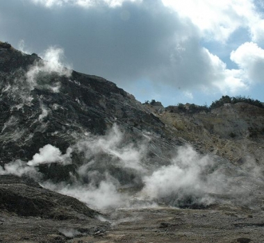 04 Décembre 2019. FR. Italie : Campi Flegrei , Colombie : Nevado del Ruiz , Indonésie : Anak Krakatau , Italie / Sicile : Etna , Japon : Sakurajima .