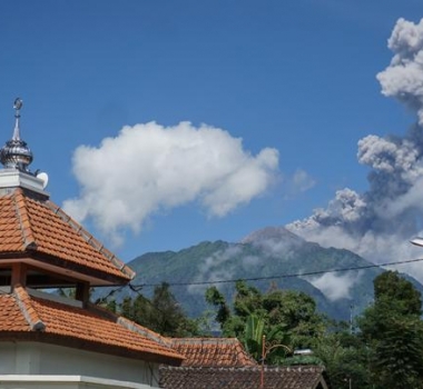 10 Avril 2020. FR. Indonésie : Merapi , Hawaii : Mauna Loa , Colombie : Galeras , Guatemala : Fuego .