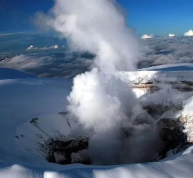 April 04 , 2023. EN. Colombia: Nevado del Ruiz, Peru: Sabancaya, Kamchatka: Sheveluch, Chile: Laguna del Maule, Ecuador: Sangay.