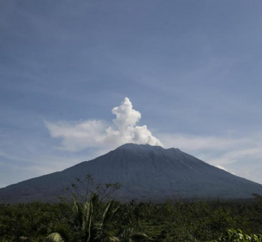 December 13 , 2017. EN. Agung , Cleveland , Nevado del Ruiz , Kanlaon , Fuego .
