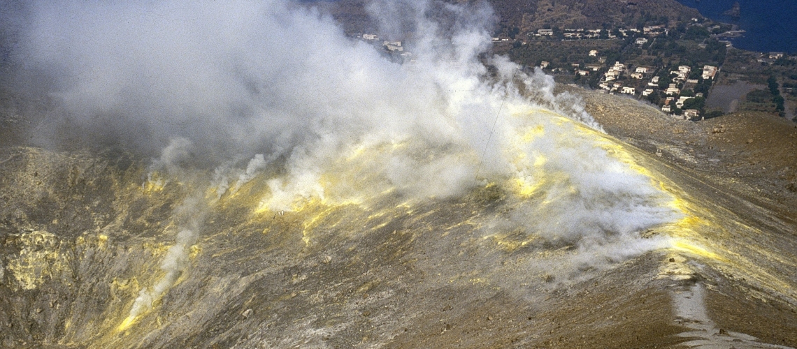November 04 , 2022. EN. La Réunion : Piton de la Fournaise , Italy : Vulcano , Kuril Islands : Ebeko , Colombia : Purace / Los Coconucos Volcanic Range , Ecuador : Cotopaxi .