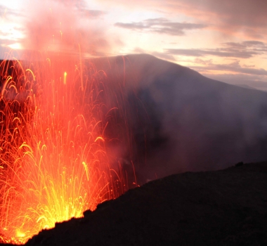 November 03 , 2017. EN. Shinmoedake , Yasur , Yellowstone , Sheveluch , Piton de La Fournaise .