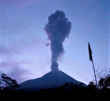 28 Mars 2020. FR. Indonésie : Merapi , Alaska : Shishaldin , Colombie : Nevado del Huila , Equateur : Sangay , Guatemala : Fuego .